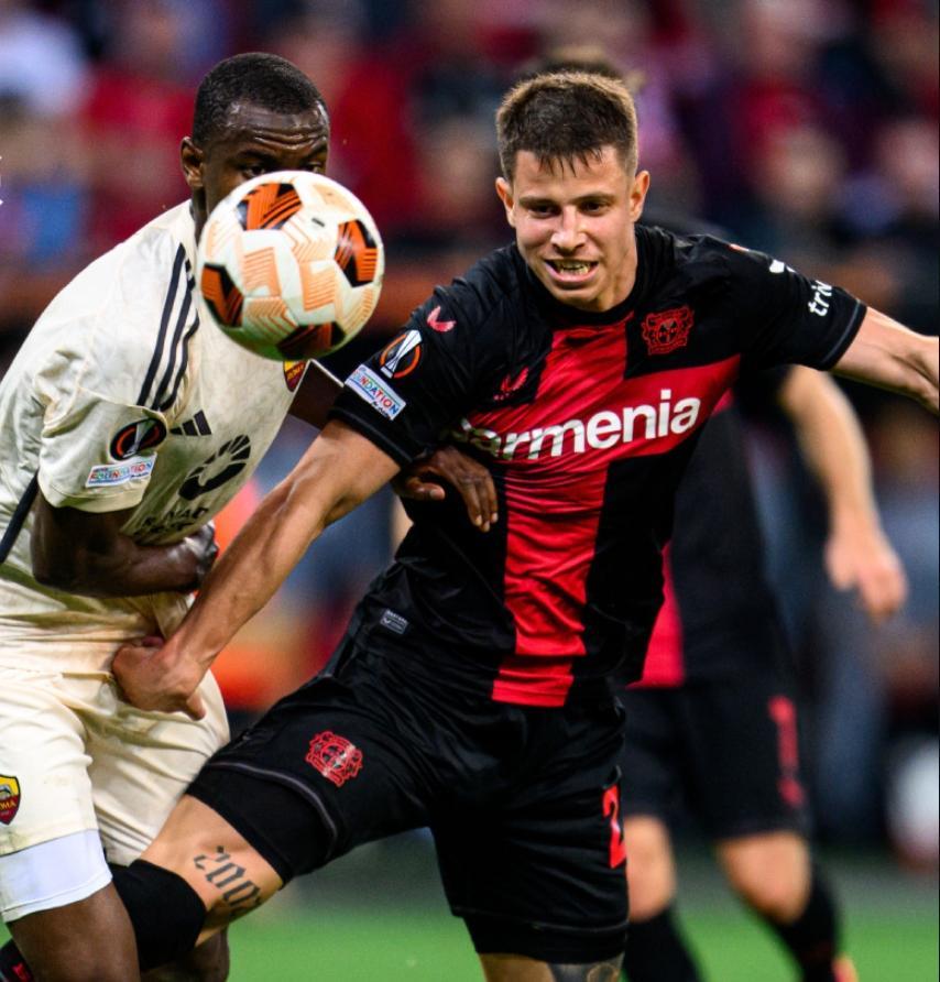 世界足球对决中的技术博弈和团队合作