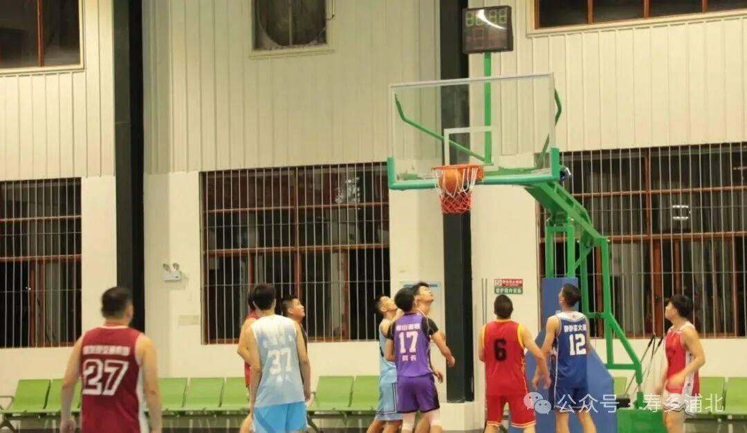 包含篮球盛宴开启惊险至极战局，胜负难料的词条