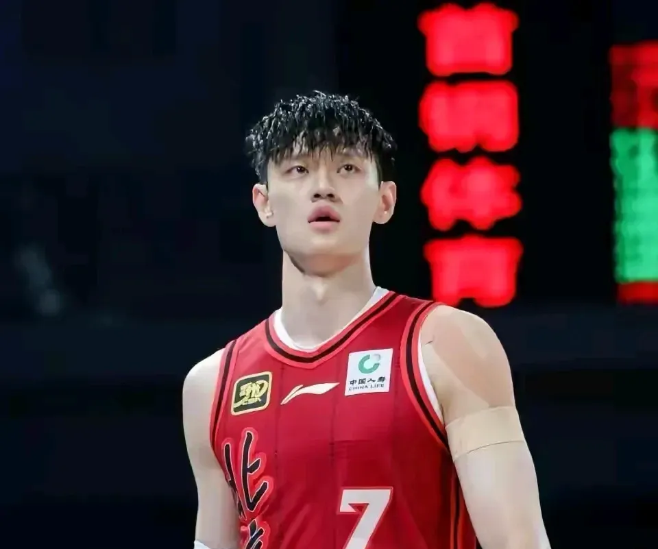 天津队险胜上海队，周琦带队取胜