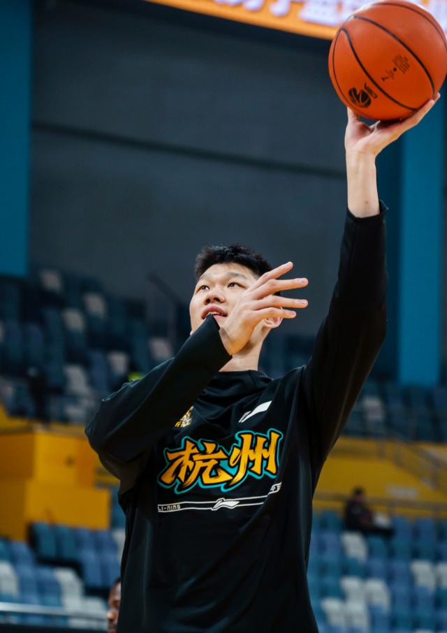 精彩瞬间!绝杀三分球打破僵局,主队逆袭的简单介绍 精彩瞬间!绝杀三分球打破僵局,主队逆袭的简单介绍