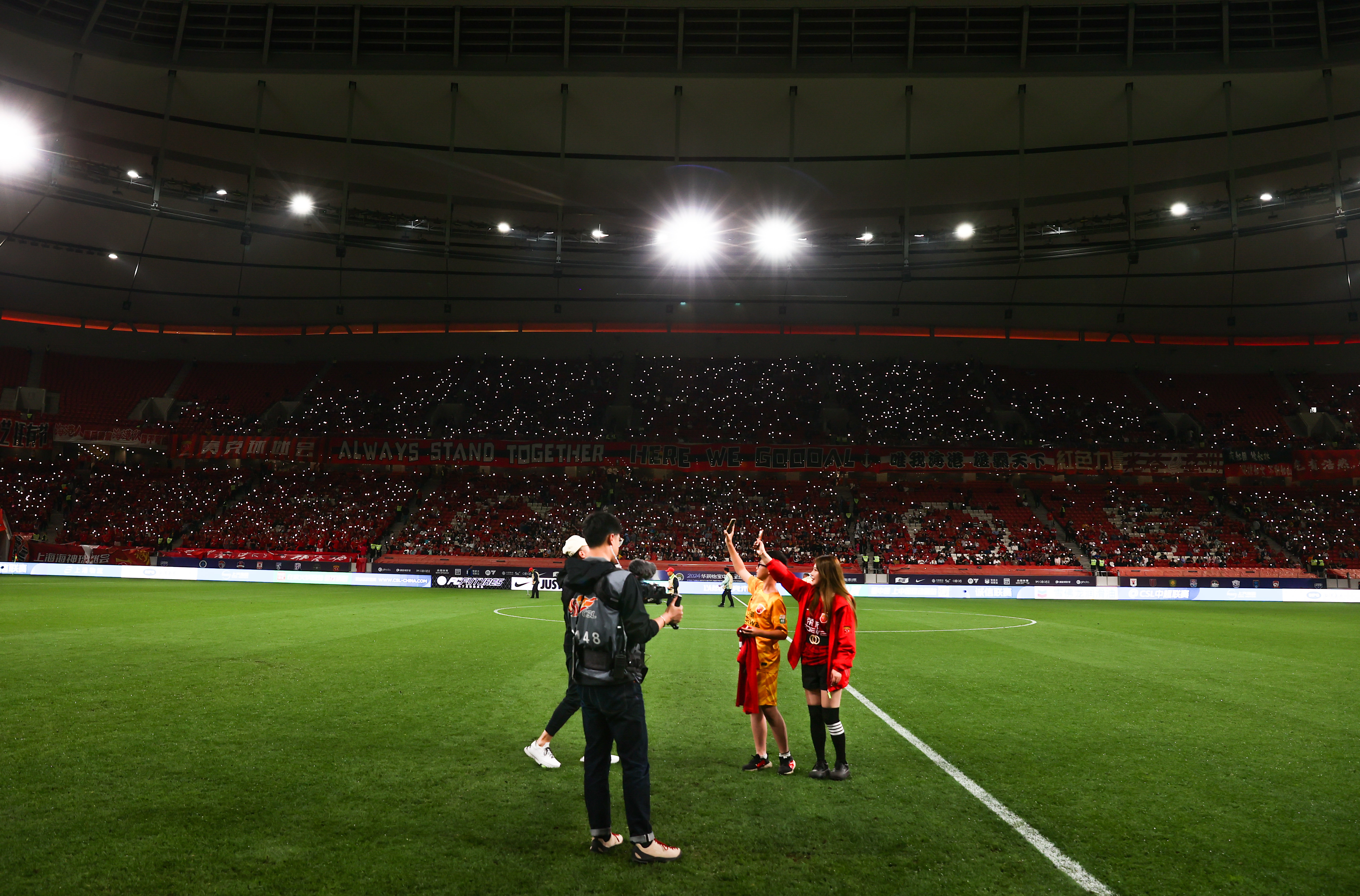 利物浦冲刺决赛开门红,球迷满场欢呼! 利物浦冲刺决赛开门红,球迷满场欢呼!