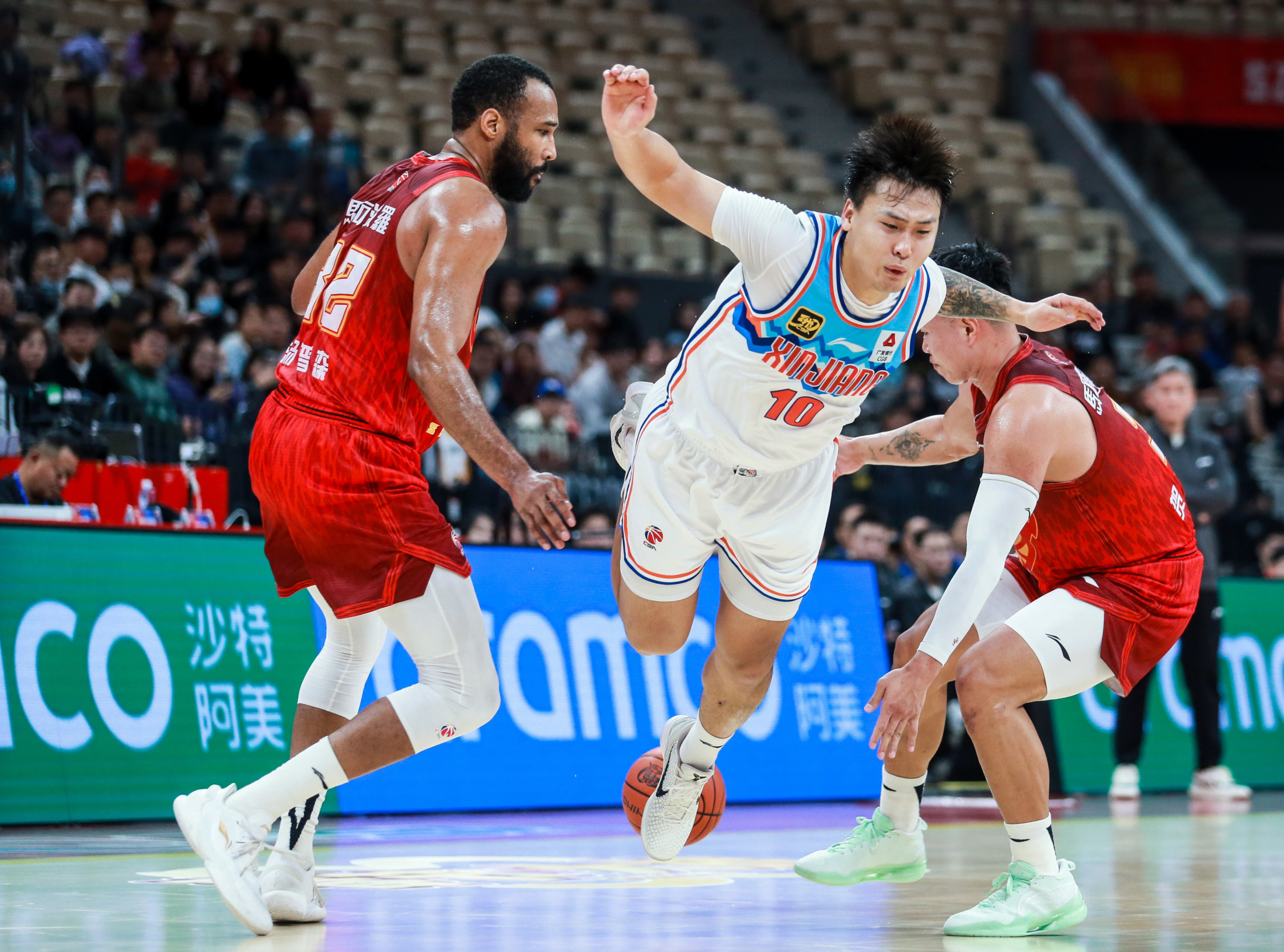 新疆队的禁区进攻,击败对手获得胜利 新疆队的禁区进攻,击败对手获得胜利