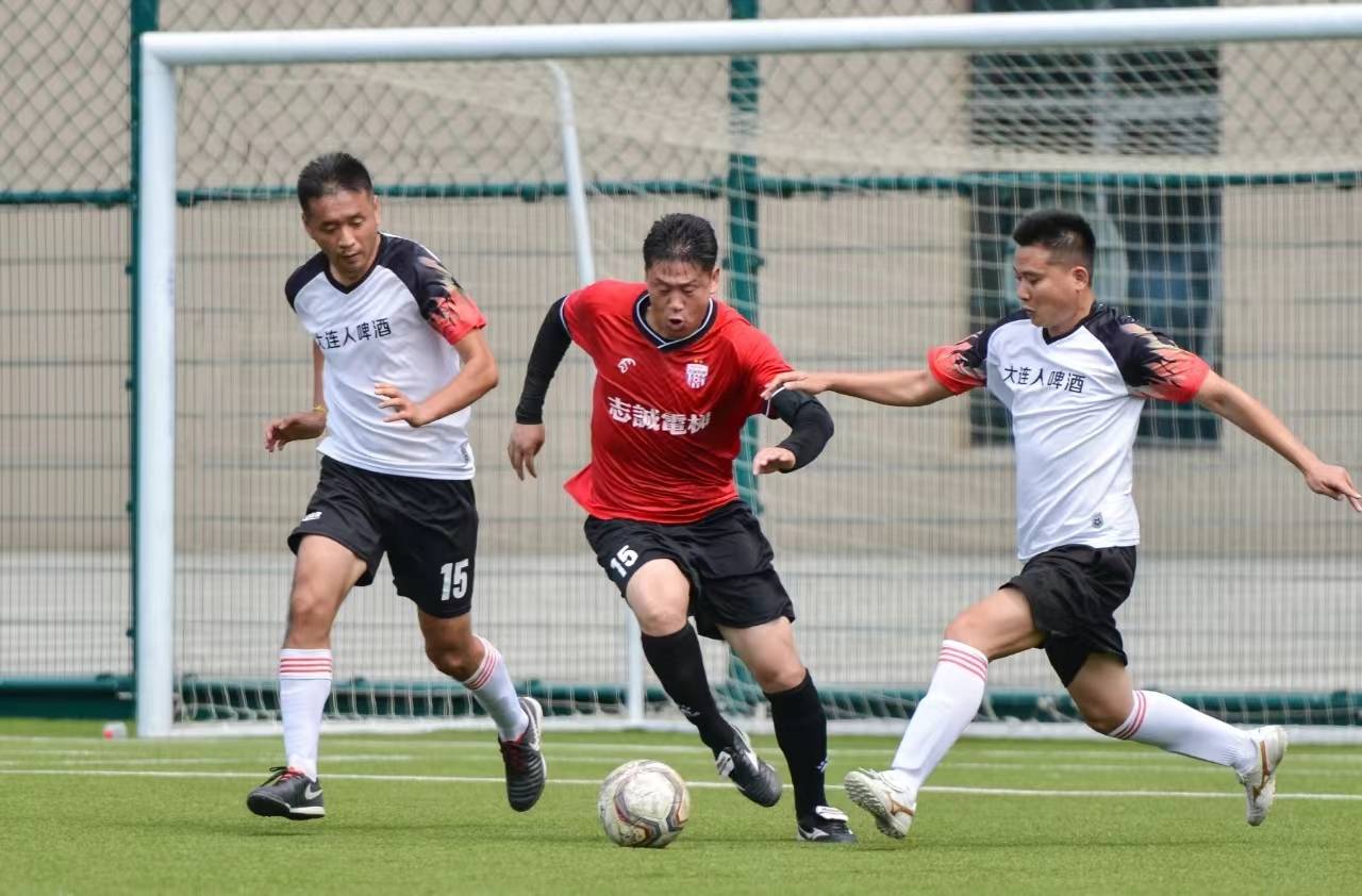 球队在比赛中展现团队合作精神! 球队在比赛中展现团队合作精神!