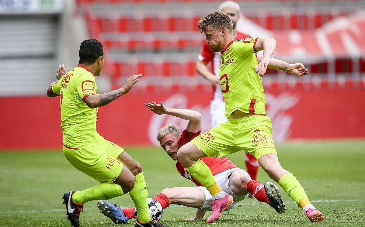 包含皇家马德里客场战胜对手，保持领先优势的词条