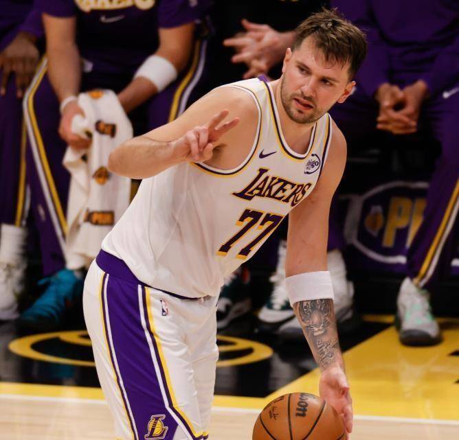 辽宁队绝杀马刺，东契奇扛起全队