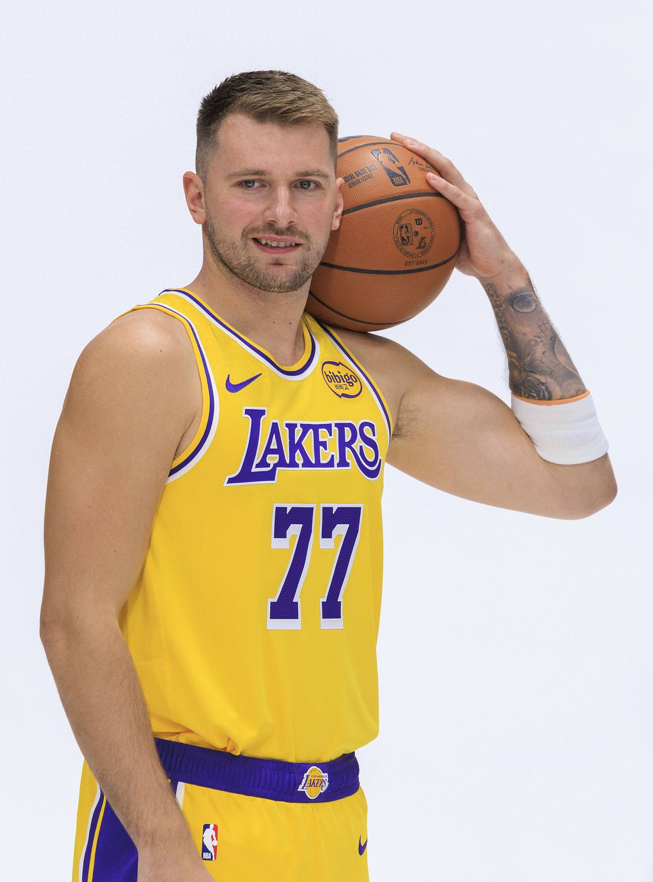 篮球巨星在训练中不断突破自我