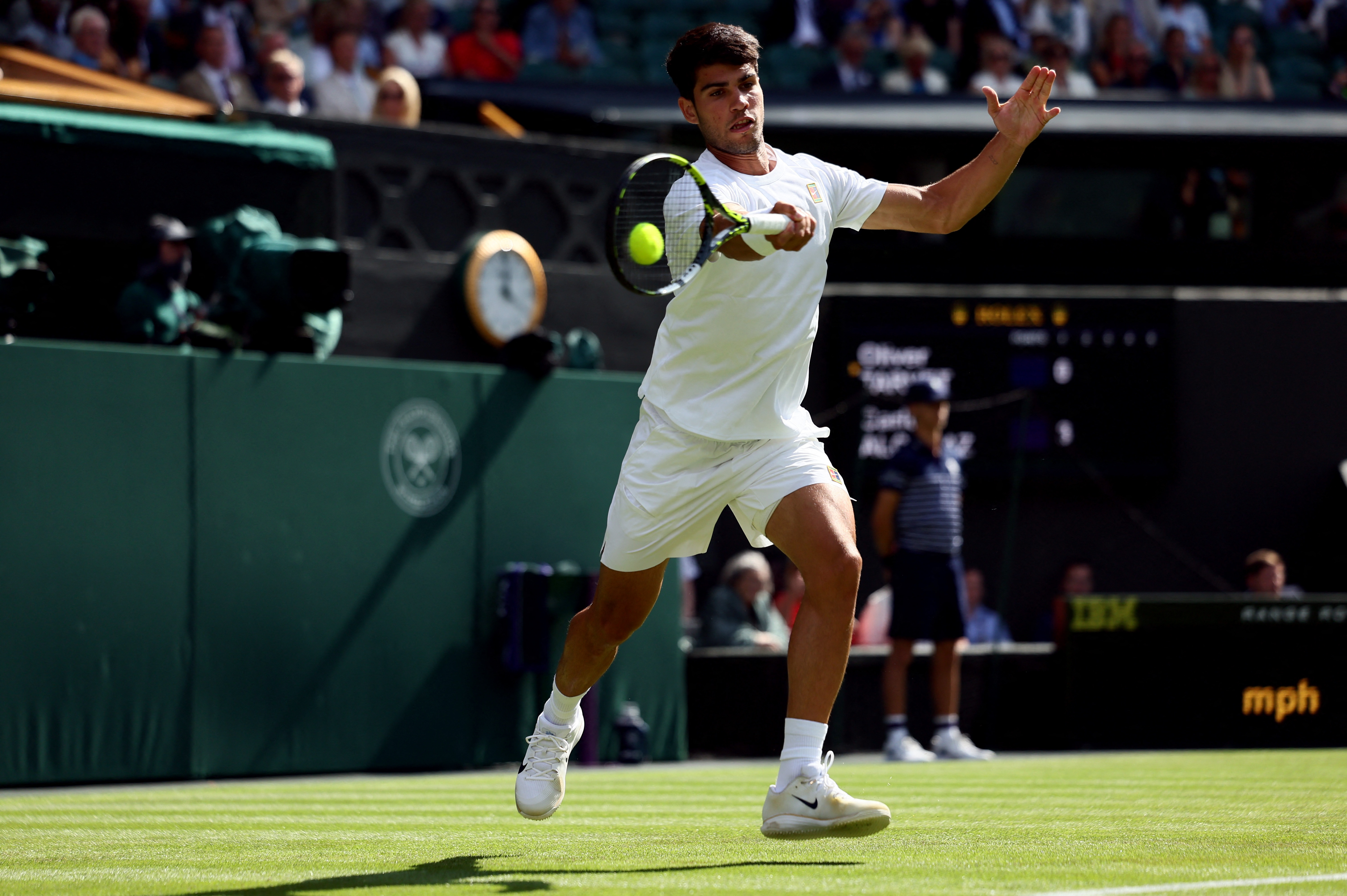 关于世界网球队完胜西班牙网球队，阿尔卡拉斯统治全场的信息