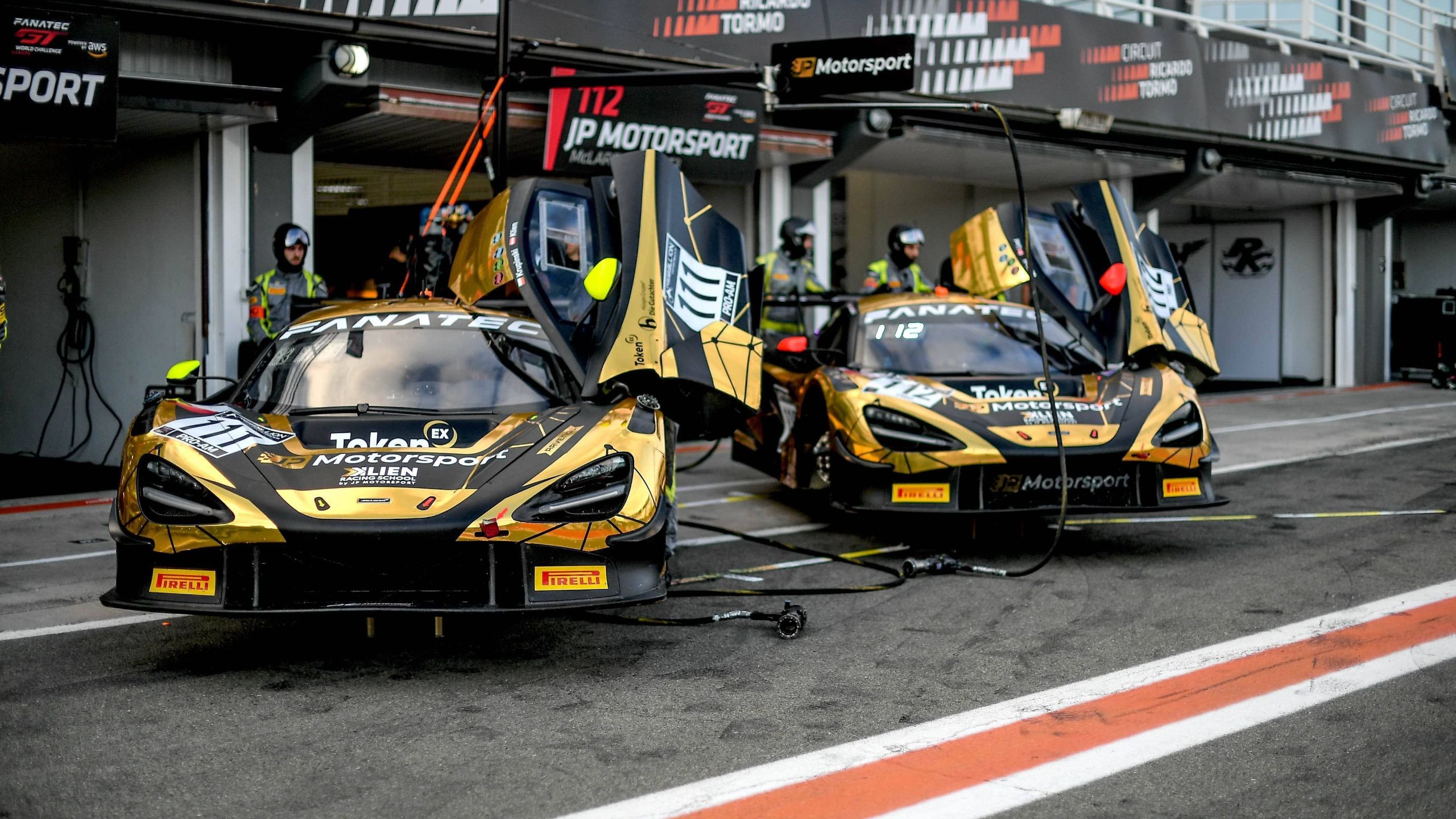 包含迈凯伦横扫红牛二队，佩雷兹关键制胜的词条