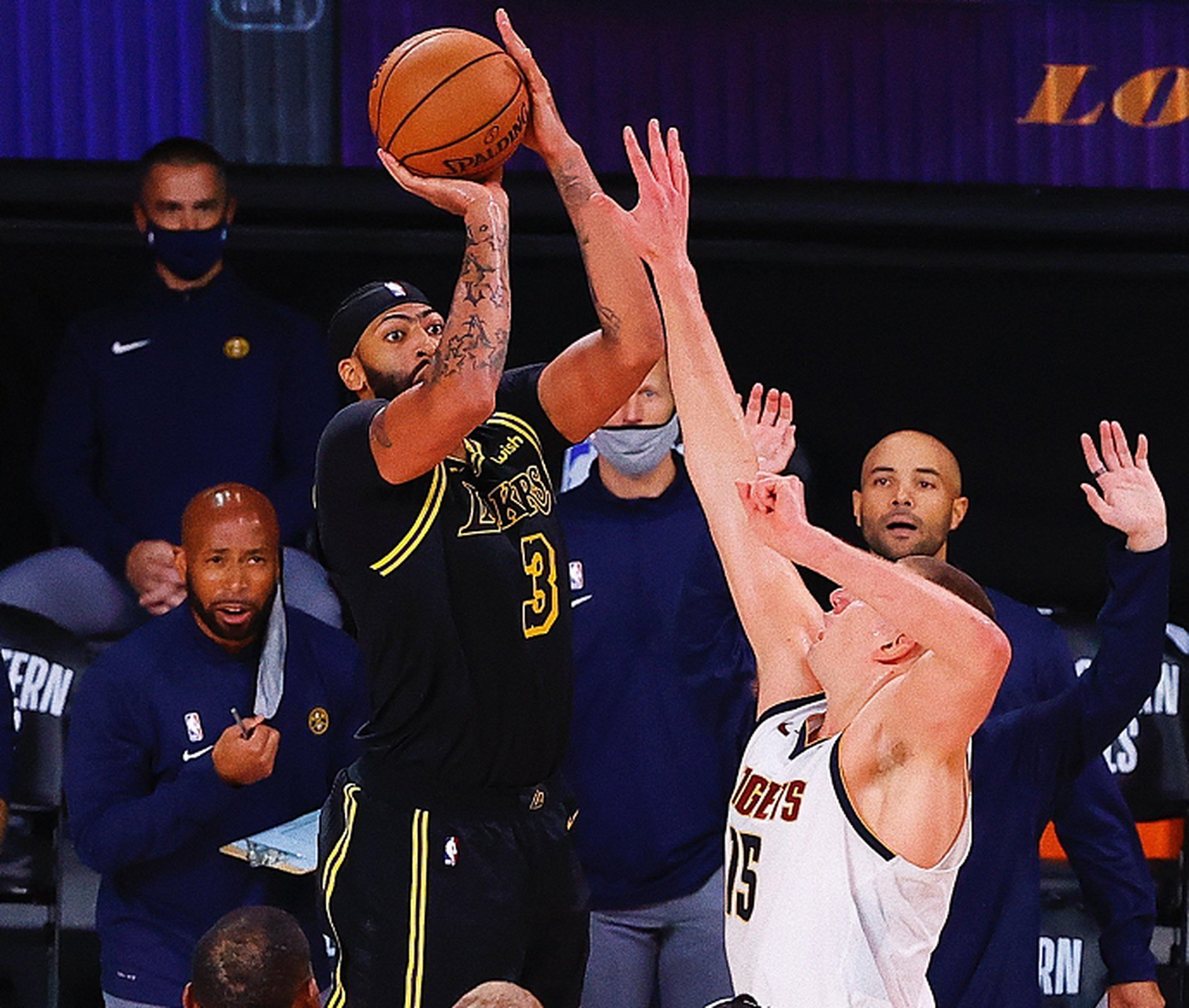 包含深圳队翻盘掘金，浓眉哥统治全场的词条