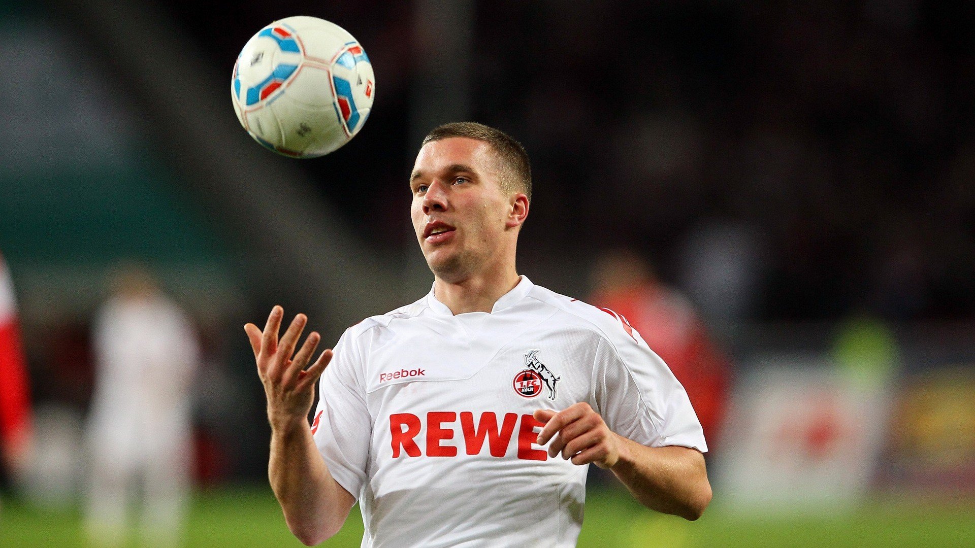 绿茵场与硬木地板的交响，当德甲争冠战遇见勇士的森林狼围猎