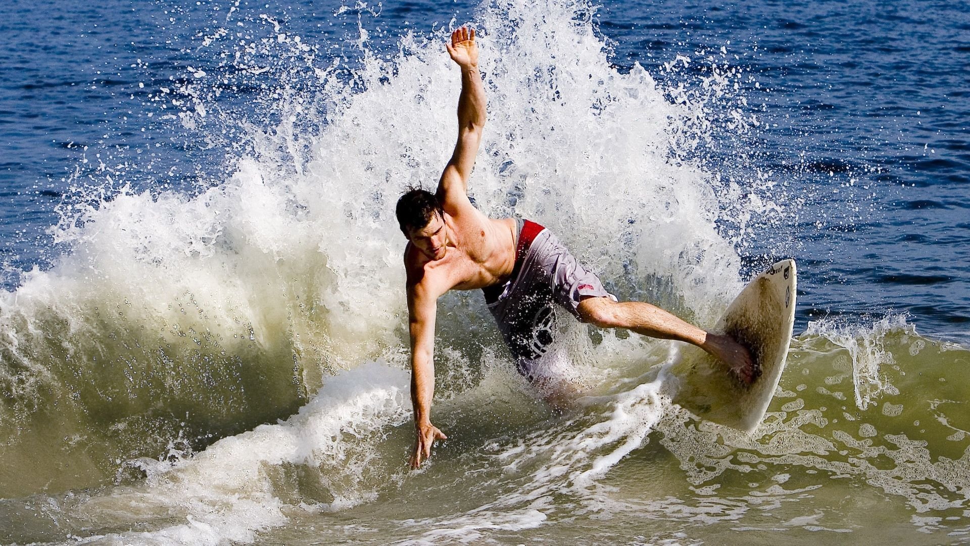 绿茵场上的逆转与球台上的统治，体育精神的多元交响