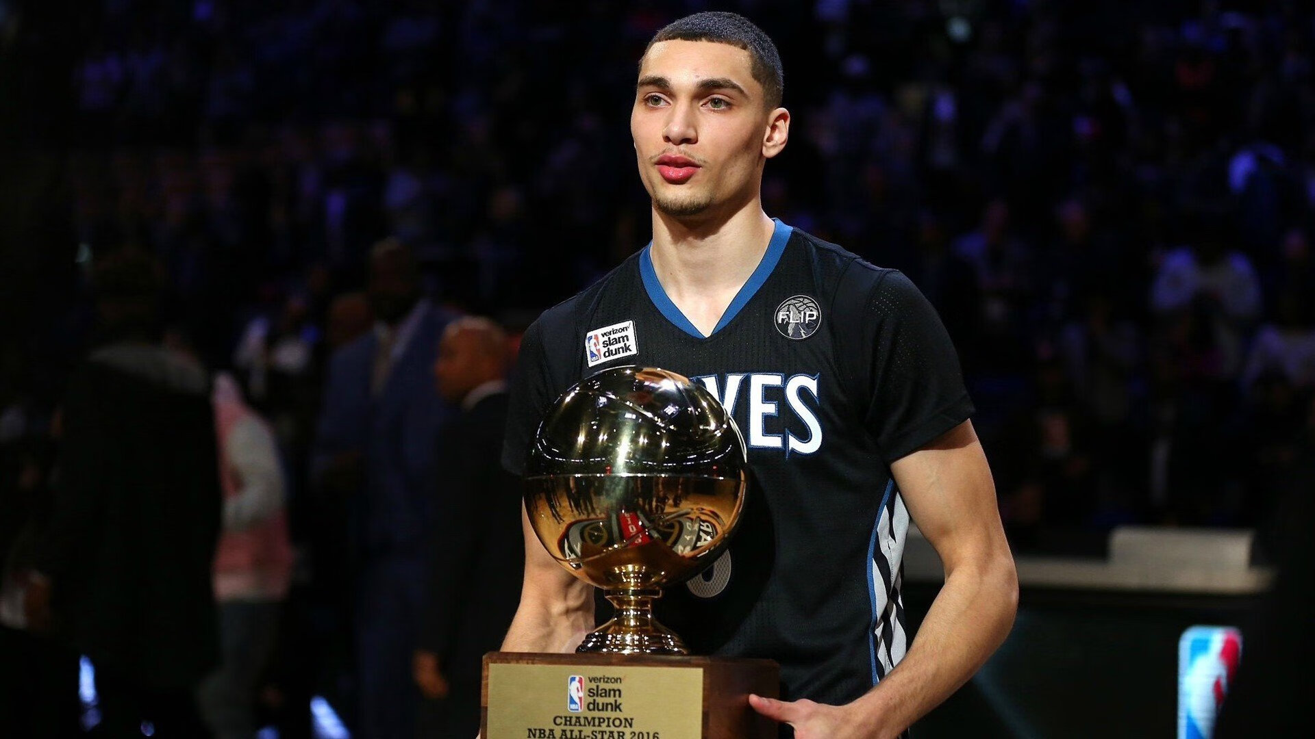 独行于明尼苏达的寒夜，布克攻防两端的绝对统治，让湖人在NBA杯淘汰赛的星光下击溃森林狼